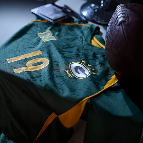 Green Bay Packers Fanatics Football x Football Fan Top 2026 - Unisex
